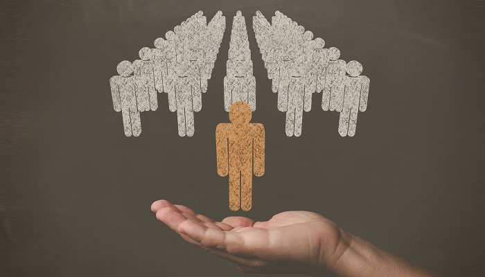 صورة مفاهيمية لشخص يدعم العديد من الأشخاص المتجهين نحوه، ممثلة للتأثير الإيجابي للتدريب الإداري على العمل الخيري.